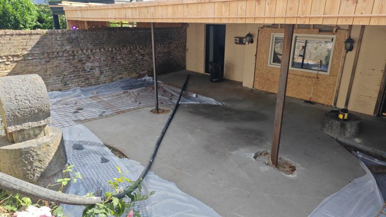Beton storten onder een overkapping met de pompslang