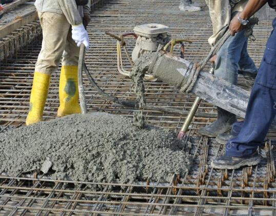 Betonvloer storten en verdichten met de trilnaald