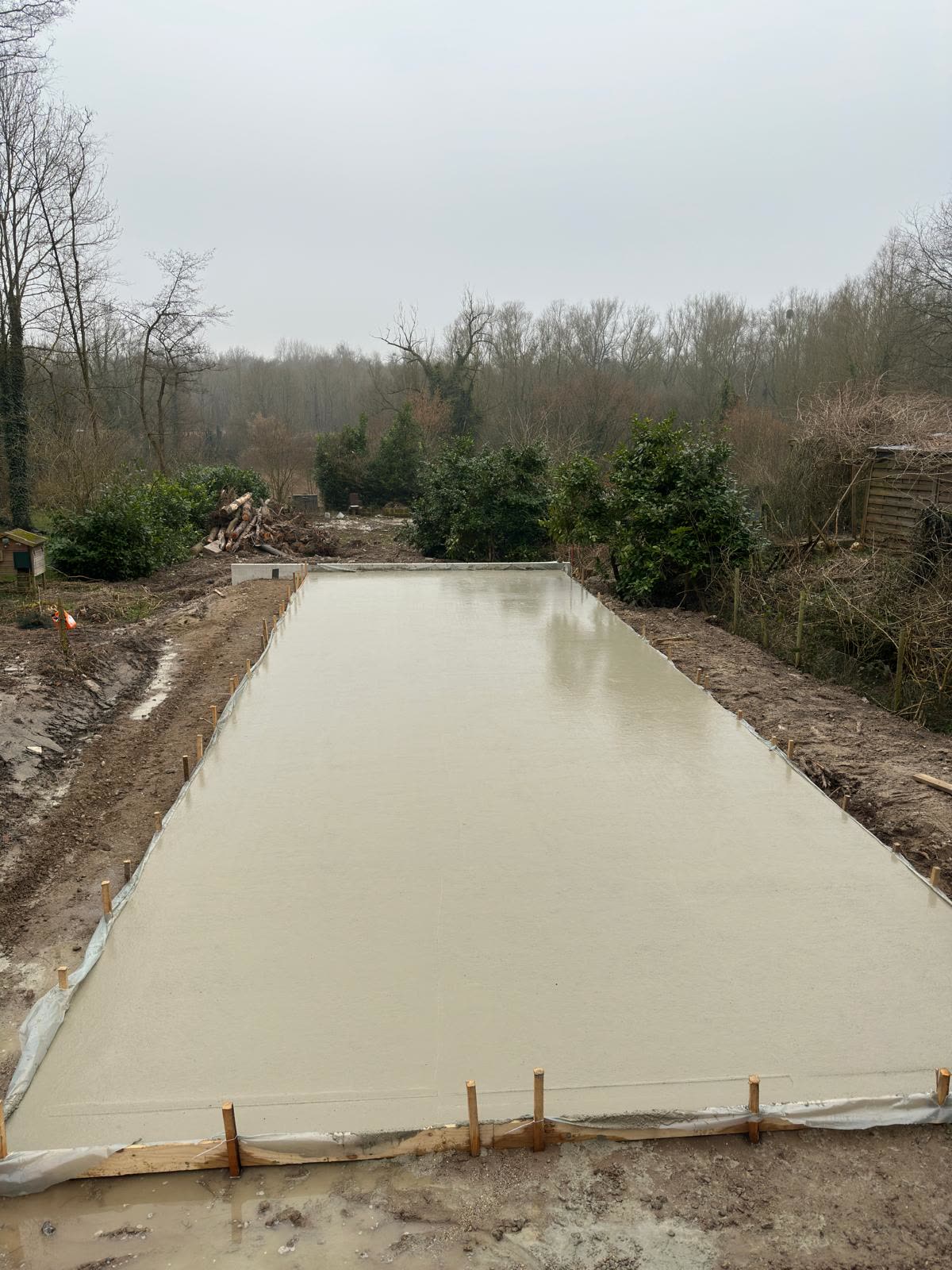 Lange betonplaat buiten gestort tussen de bekisting