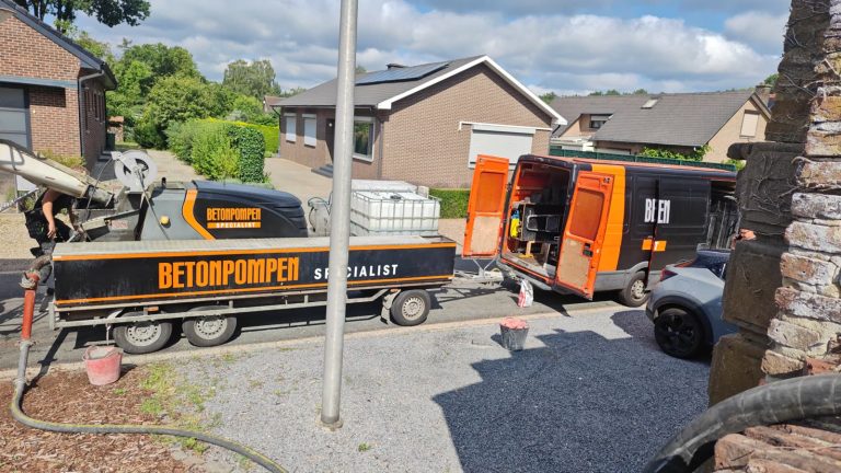 Aanhangerbetonpomp en bus van Betonpompenspecialist bij een woning