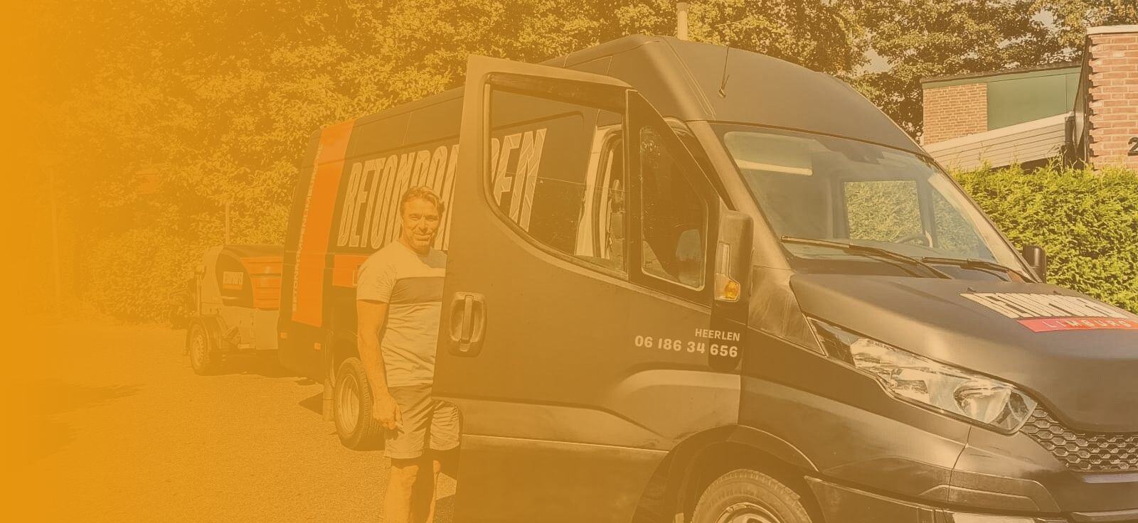 Patrick van Betonpompenspecialist bij de bus met de betonpomp