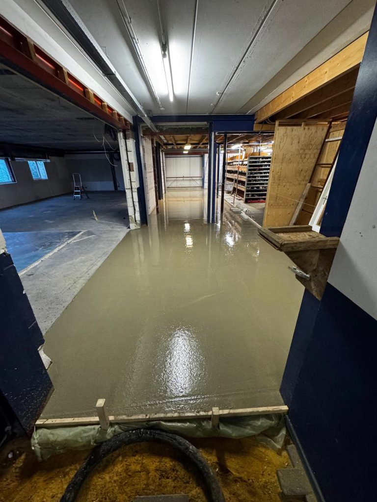 Betonvloer gestort in een lange bedrijfshal