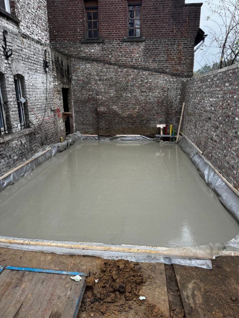 Betonvloer gestort op een ingesloten binnenplaats waar de betonwagen niet kan komen