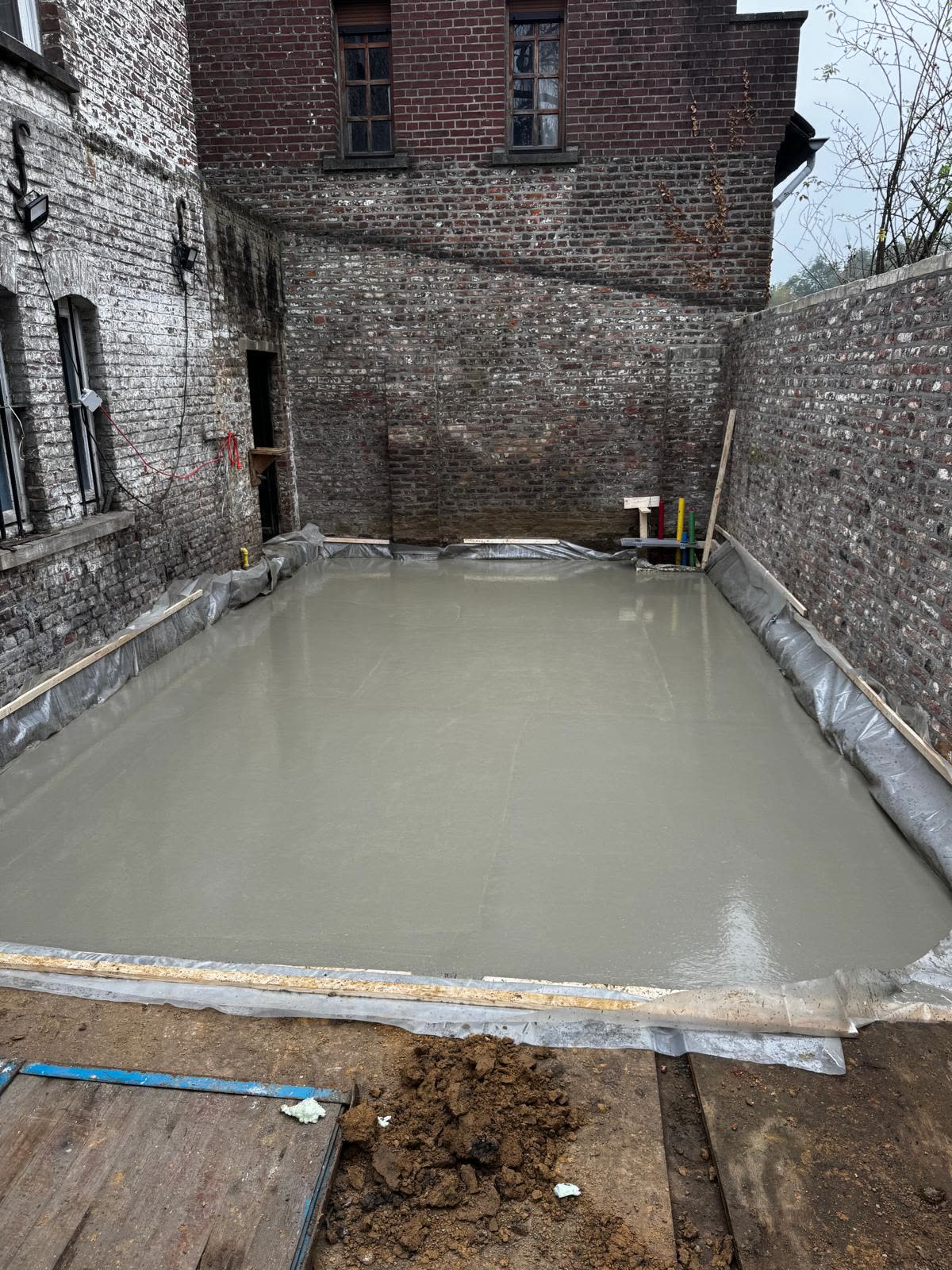 Betonvloer gestort op een ingesloten binnenplaats waar de betonwagen niet kan komen