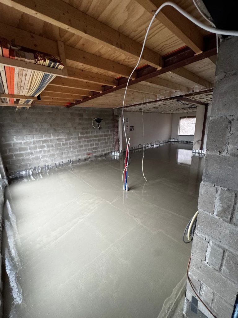 Betonvloer gestort in een kelder