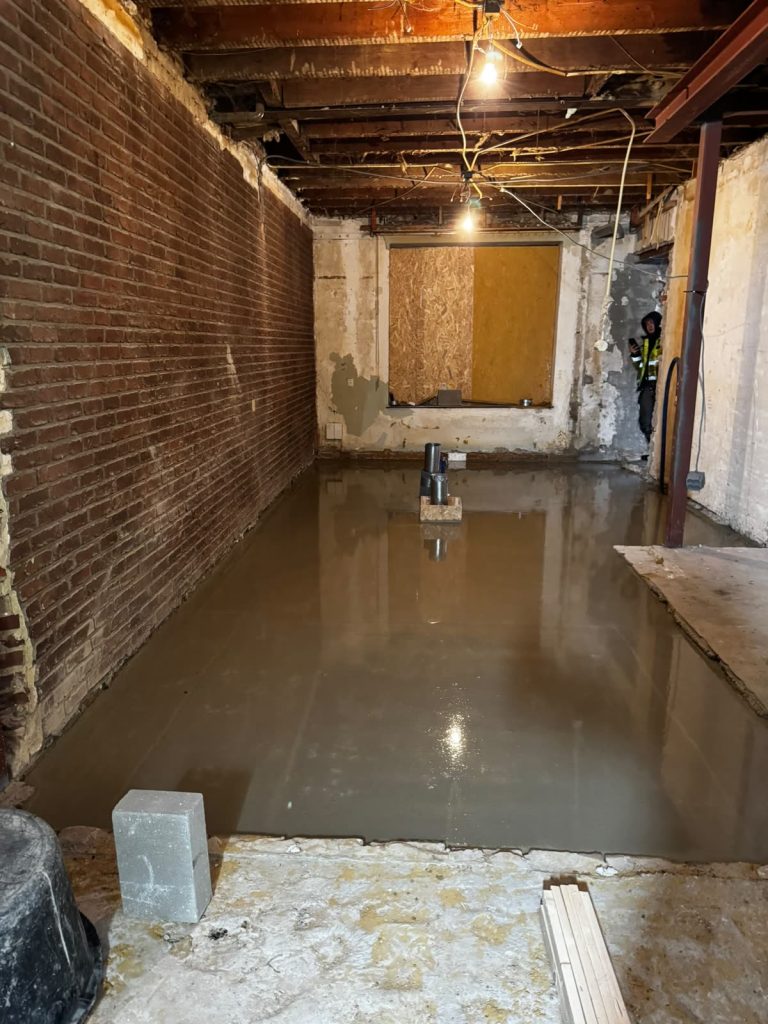 Nieuwe betonvloer in een oude woning tijdens een renovatie