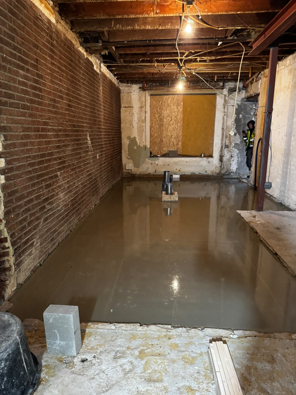 Nieuwe betonvloer in een oude woning tijdens een renovatie