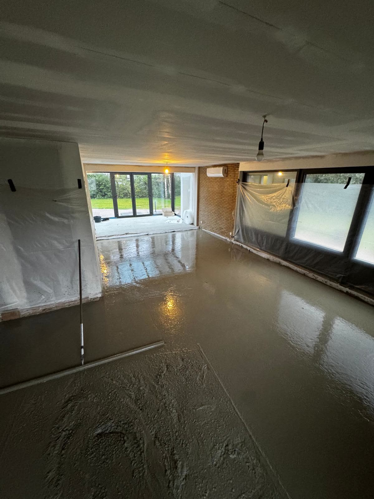 Vers gestorte betonvloer in een woning met aanbouw