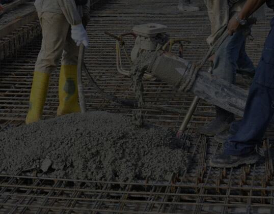 Vers gestort beton op wapening wordt verdicht met een trilnaald