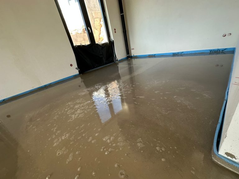 Gladde gestorte betonvloer in een woonkamer