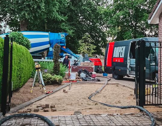 Gekleurde betonvloer storten bij een woning