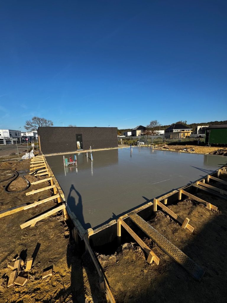 Vloerplaat gestort in een houten bekisting op een bouwkavel